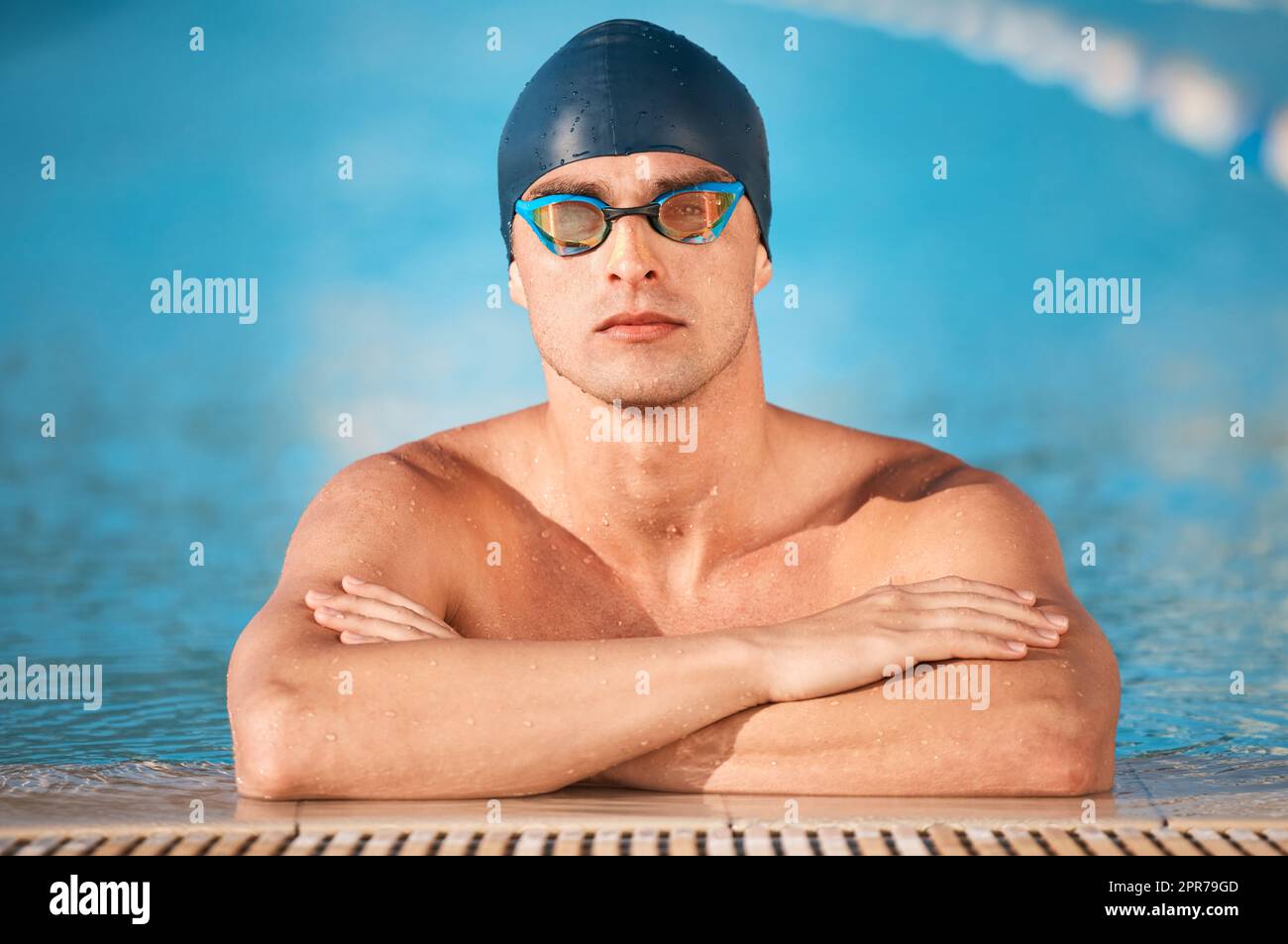 Imposta i tuoi obiettivi e poi distruggi i tuoi obiettivi. Un bel giovane atleta maschile che nuota in una piscina olimpionica. Foto Stock