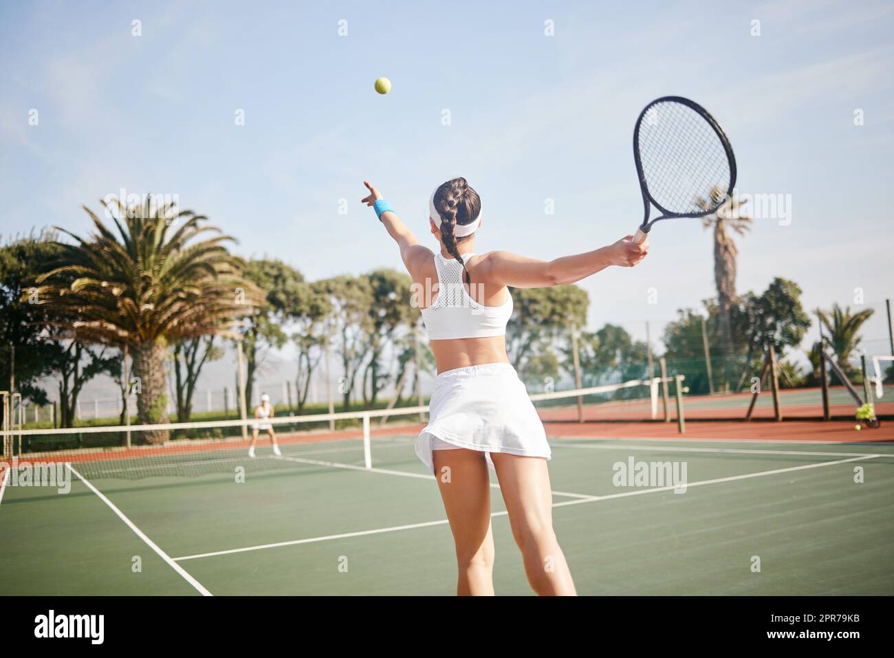 Questa partita è già mia per vincere. Un giocatore di tennis irriconoscibile in piedi sul campo e servire la palla durante la pratica. Foto Stock