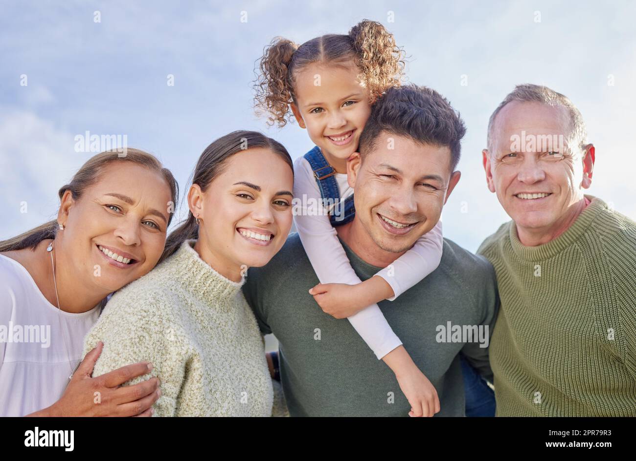 Theres niente di meglio che passare il tempo con la famiglia. Una famiglia multi-generazionale che passa il tempo insieme all'aperto. Foto Stock