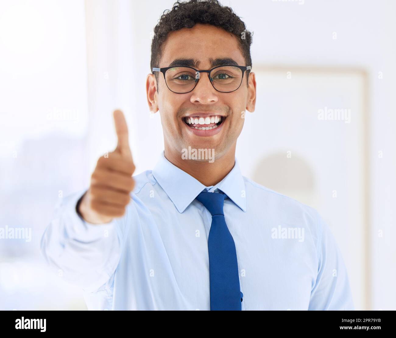 È stata una giornata meravigliosa, un giovane uomo d'affari che ha dato i pollici. Foto Stock