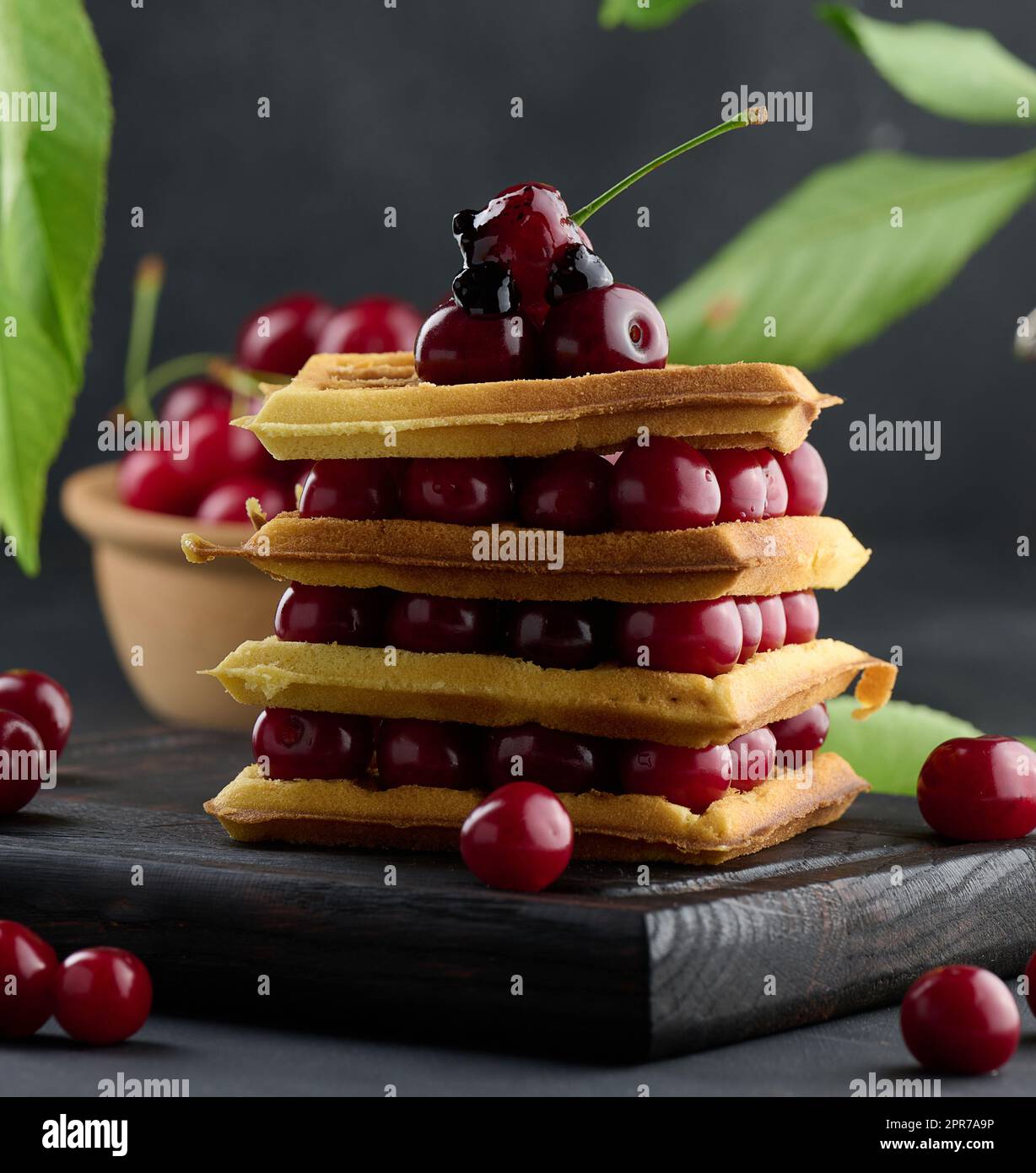 Impasti di waffle belgi al forno con ciliegie rosse mature Foto Stock