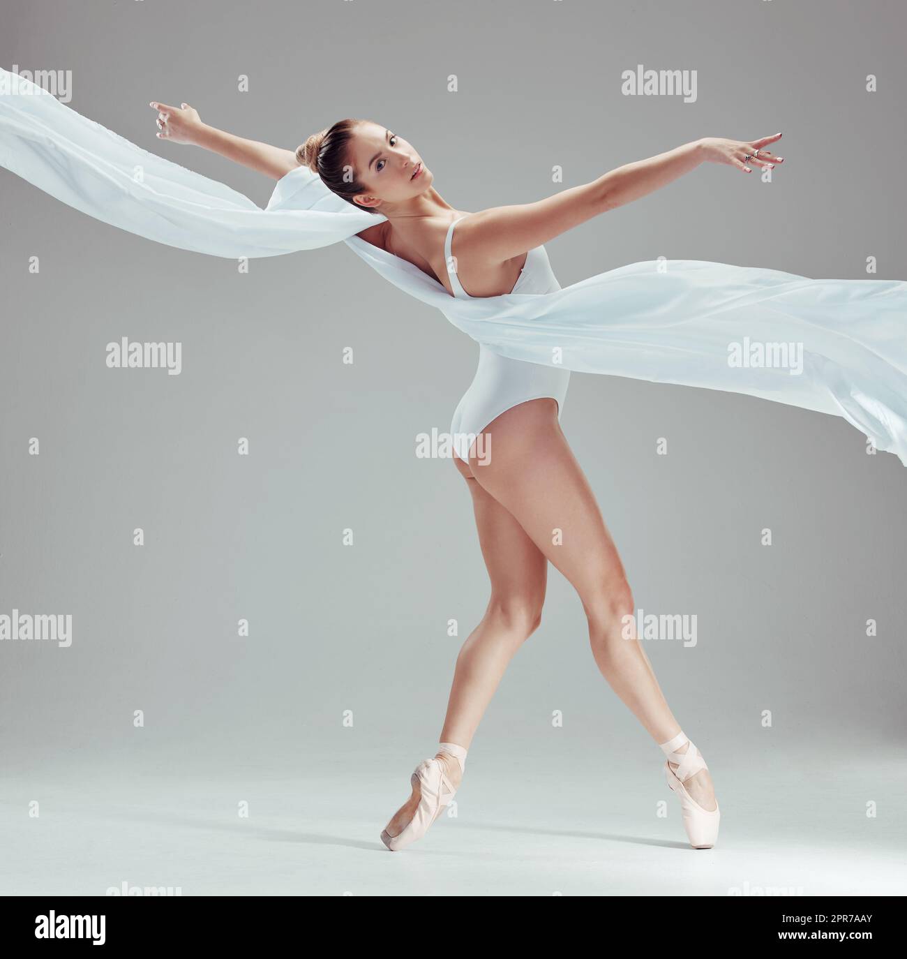 Una vita senza balletto sarebbe priva di punti. Ripresa a tutta lunghezza di una giovane ballerina bella ballerina da sola in studio. Foto Stock