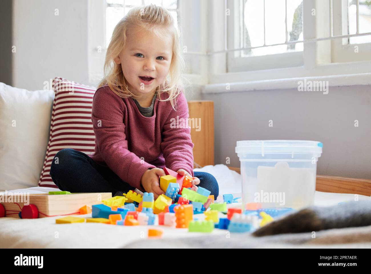 Bambina che gioca con il lego immagini e fotografie stock ad alta