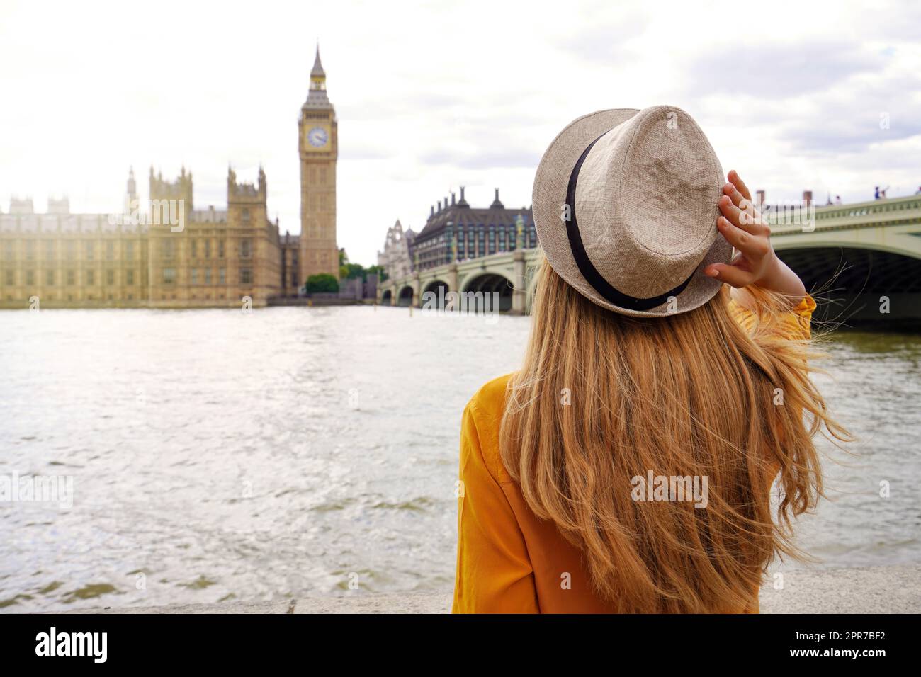 Turismo a Londra. Vista posteriore della donna turistica che gode di vista del palazzo di Westminster e del ponte sul Tamigi con la famosa torre Big ben a Londra, Regno Unito. Foto Stock