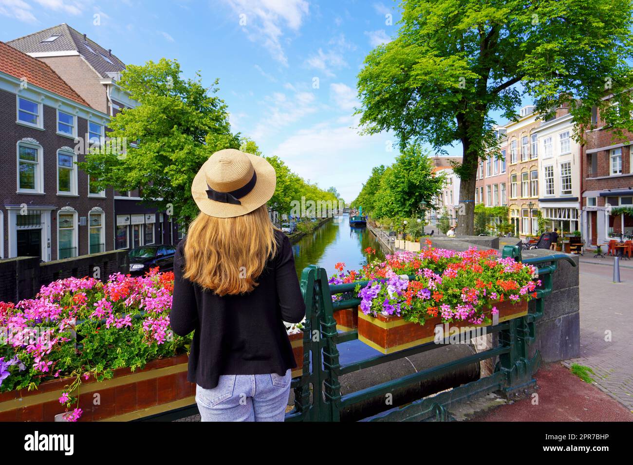 Giovane donna turistica tra vasi di fiori a l'Aia, Paesi Bassi Foto Stock