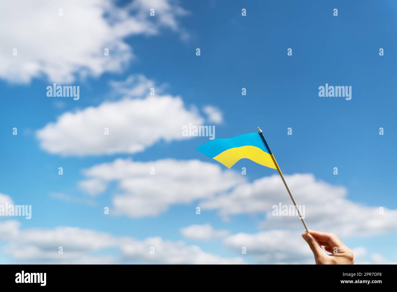 Prega per l'Ucraina. Bandiera nazionale Ucraina giallo-blu contro un bel cielo. Giorno dell'indipendenza 24 agosto. Foto Stock