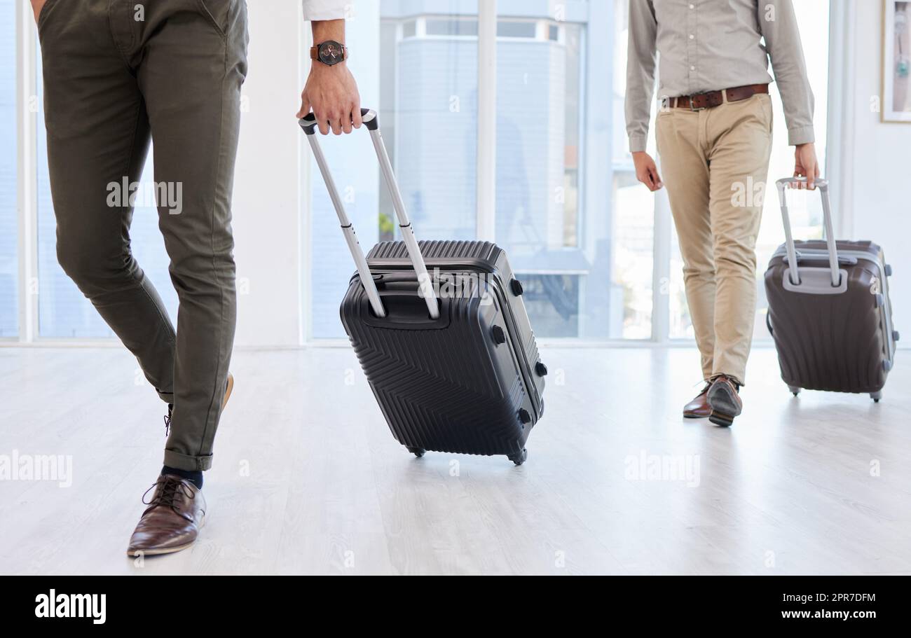 Al momento non sono in ufficio: Due uomini d'affari che si sono dati strada per l'aeroporto dal lavoro. Foto Stock