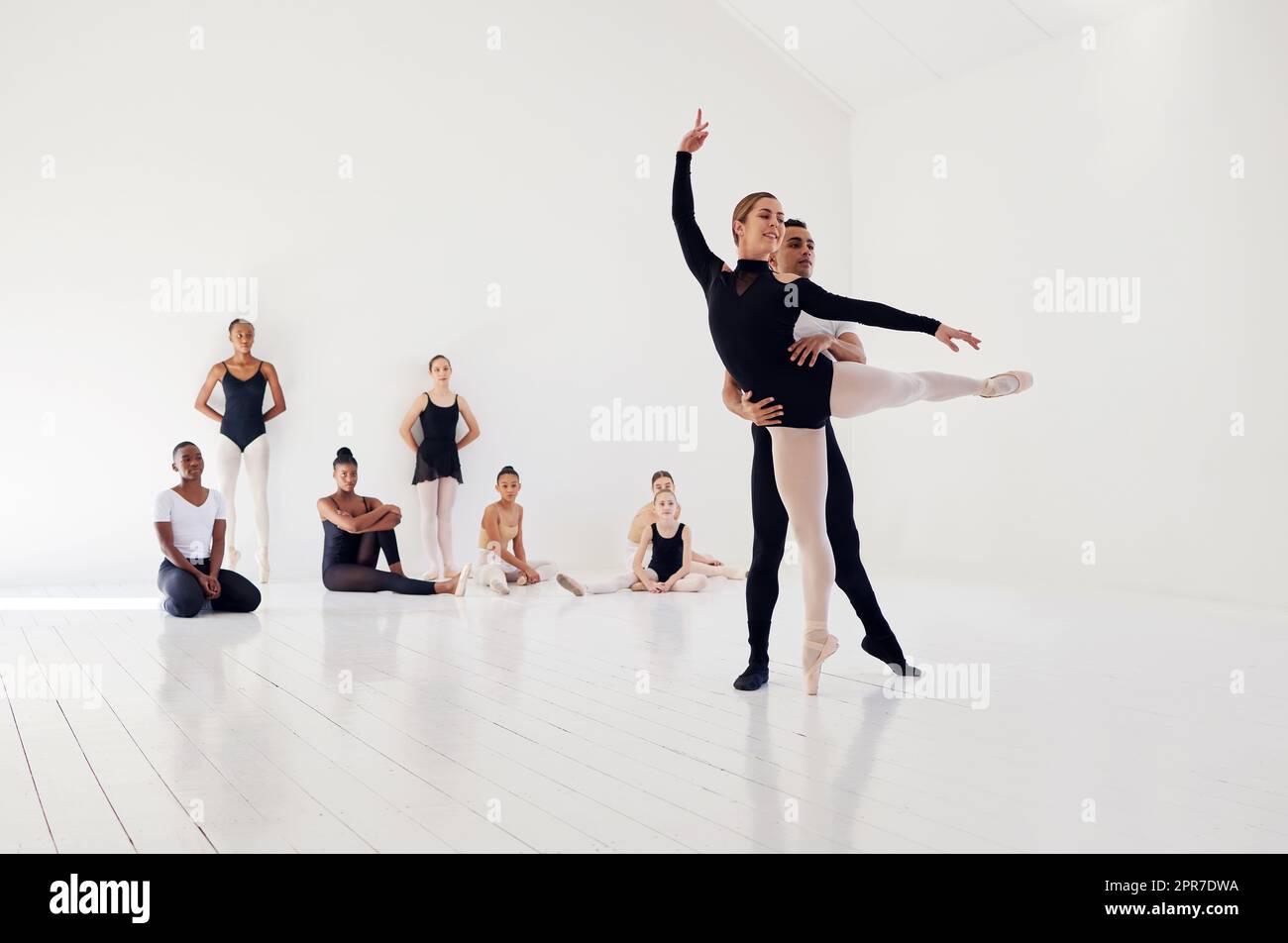 È una cosa meravigliosa per poter ballare. Studio girato di un giovane uomo e una donna che esegue un recital balletto su sfondo grigio. Foto Stock