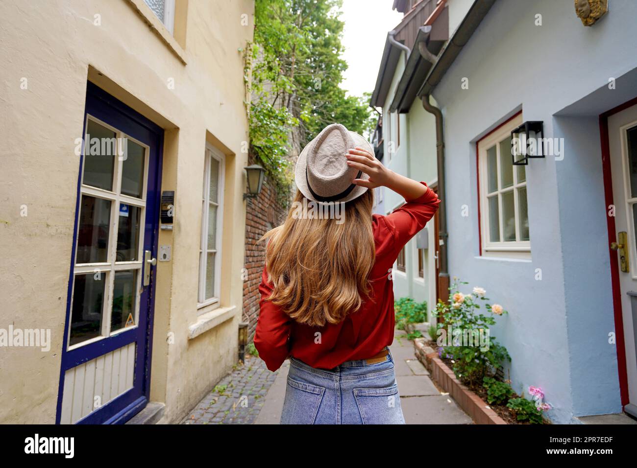 Bella donna viaggiatore a piedi nel quartiere Schnoor, Brema, Germania Foto Stock