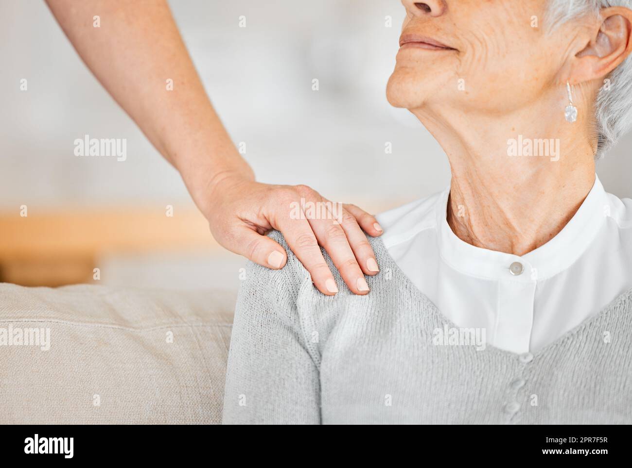 Prometto che tutto andrà bene. Primo piano di un'infermiera irriconoscibile che confortava una donna anziana a casa. Foto Stock