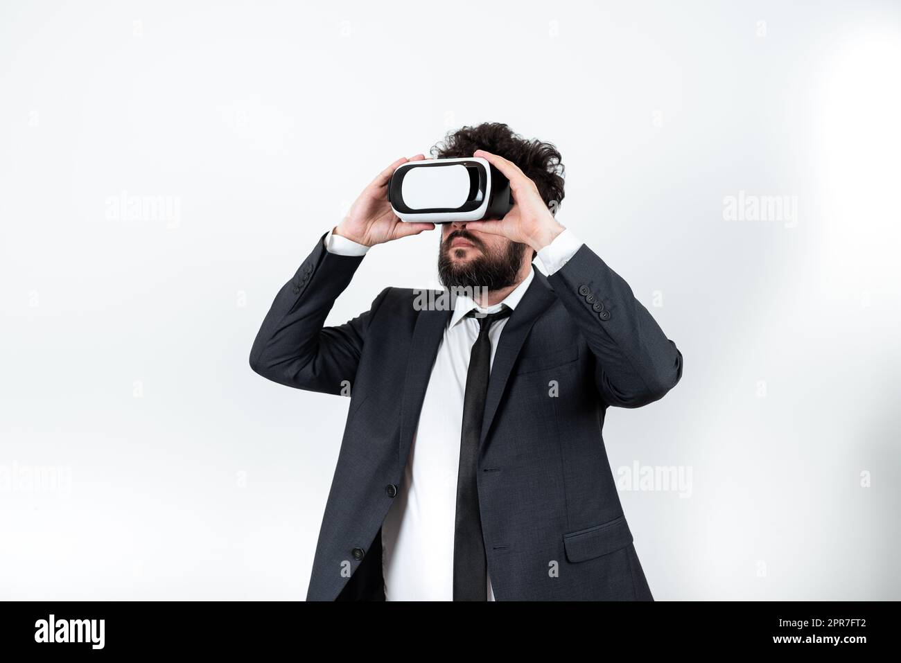 Uomo in piedi che indossa occhiali VR che presentano messaggi importanti. Foto Stock