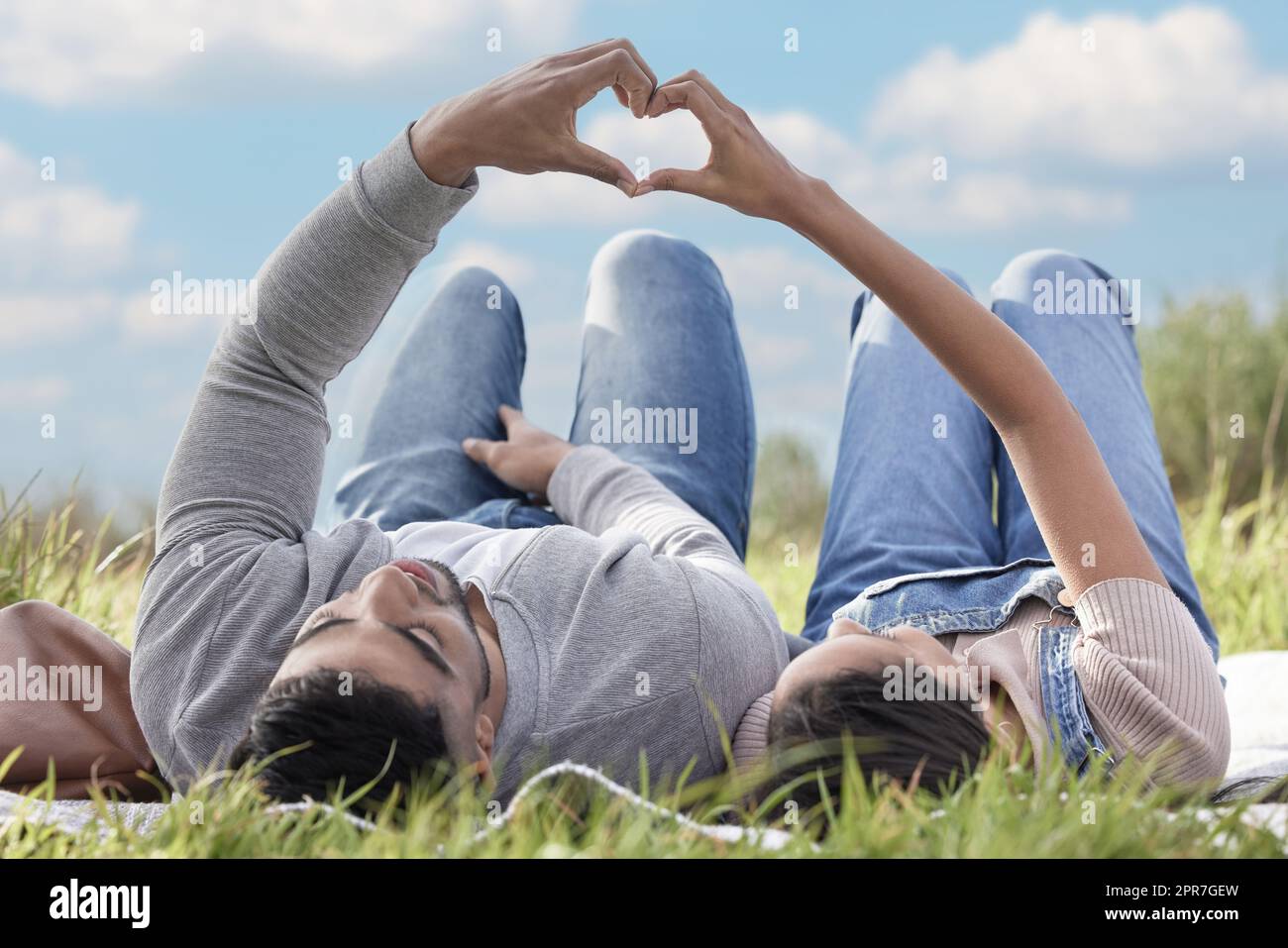 Due metà, un cuore. Scatto di una coppia affettuosa fuori su un picnic. Foto Stock