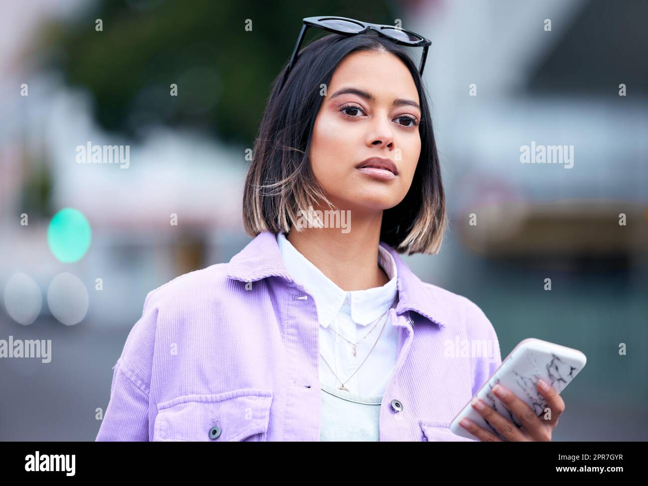 Una giovane donna che fa shopping in città sta prendendo per sempre. Foto Stock