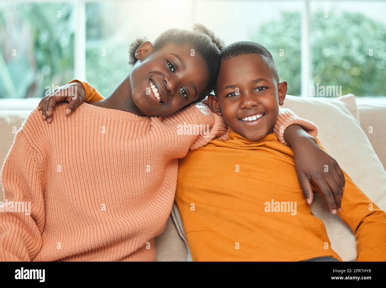 Amano uscire e divertirsi. Ritratto di un fratello e di una sorella rilassarsi insieme su un divano a casa. Foto Stock