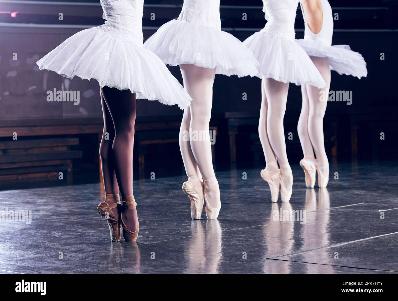 Le scarpe fanno la ballerina, una ballerina che esegue la sua routine in un  teatro Foto stock - Alamy