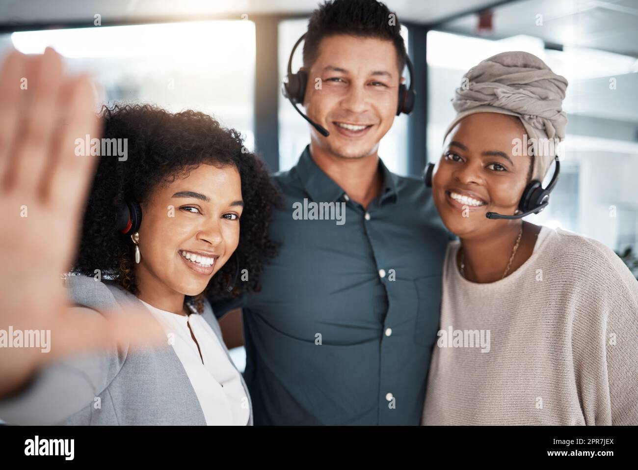 Ritratto di un gruppo eterogeneo di agenti di telemarketing di call center sorridenti che scattano selfie insieme in un ufficio. Consulenti fiduciosi e ambiziosi determinati a fornire il miglior servizio clienti e supporto alle vendite Foto Stock