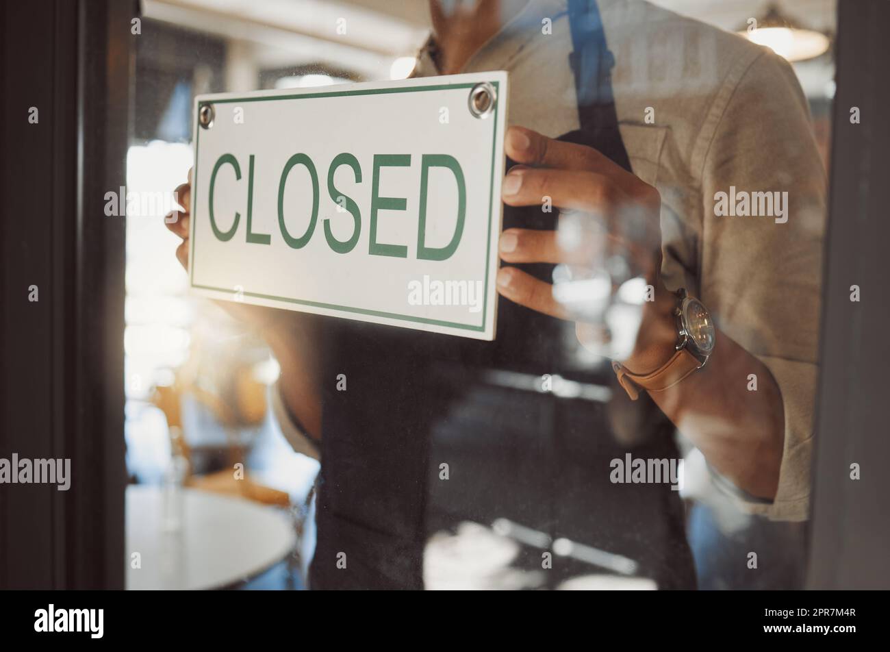 Primo Piano Del Cartello Chiuso Negozio O Caffè Della Finestra Alla Porta -  Fotografie stock e altre immagini di Aperto - iStock