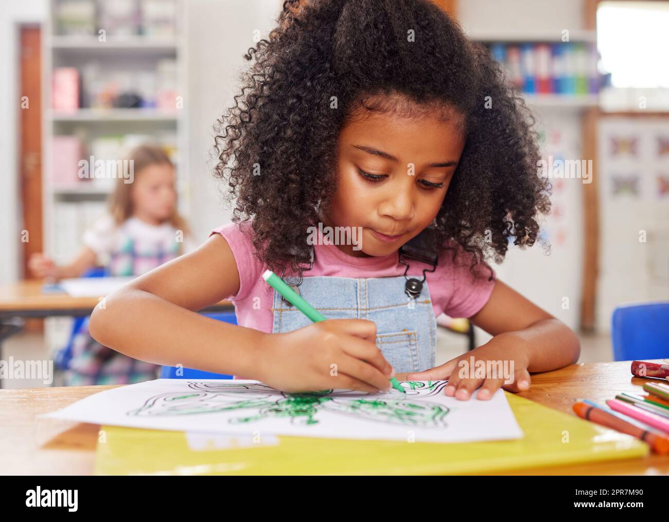 La coordinazione mano-occhio e la presa a matita aggiungono le abilità di scrittura. Una colorazione preschooler nella classe. Foto Stock