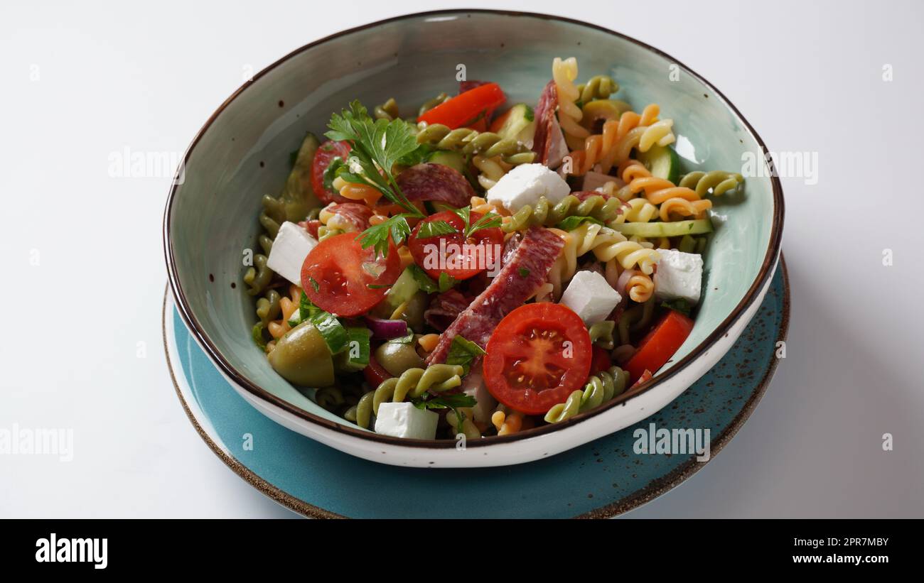 Cetrioli per insalata di pasta italiana, pomodori ciliegini, olive, cipolla rossa, salame, Feta e Rotini Foto Stock