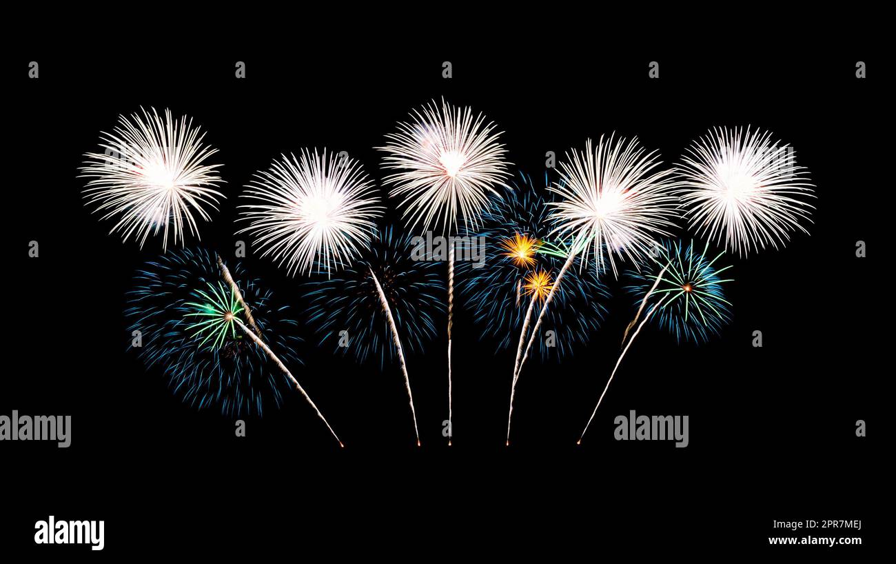Fuochi d'artificio colorati che esplodono sul cielo nero. Foto Stock