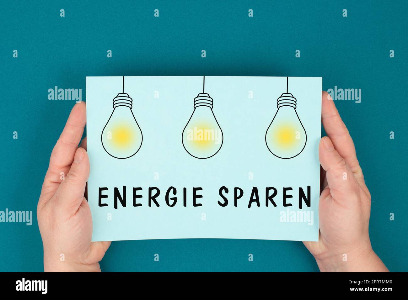 Risparmiare energia è in lingua tedesca sulla carta, lampadine, aumento dei costi dell'elettricità e del gas, regolamenti per l'inverno, sanzioni contro la russia Foto Stock