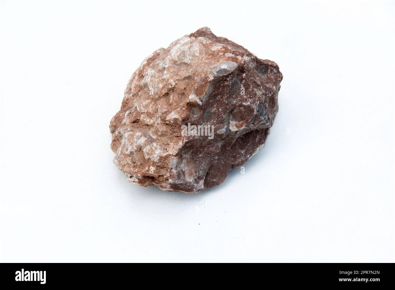 roccia magmatica marrone isolata su sfondo bianco Foto Stock