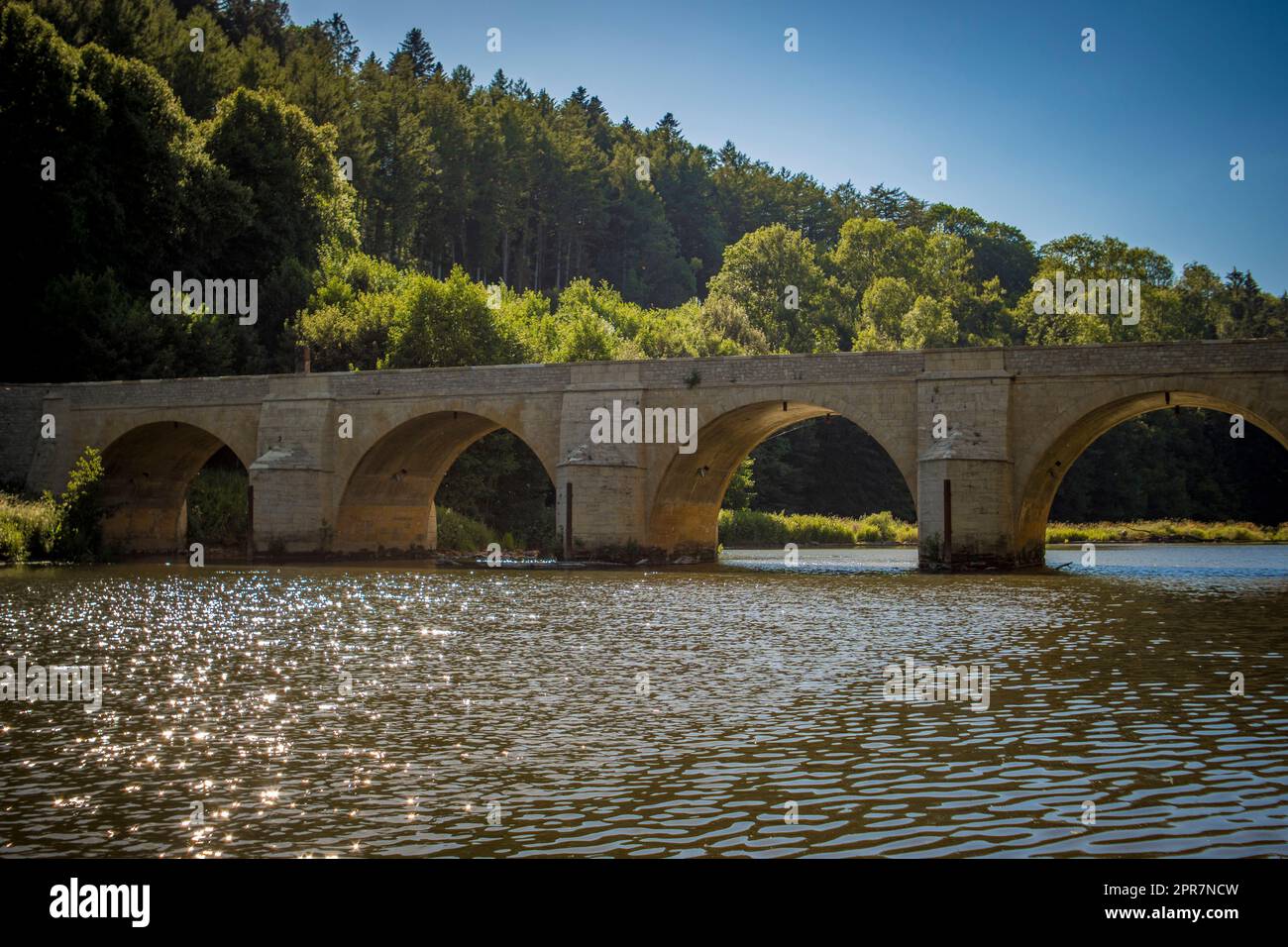 Vista sul ponte Saint-Nicolas sul fiume Semois a Chiny Foto Stock