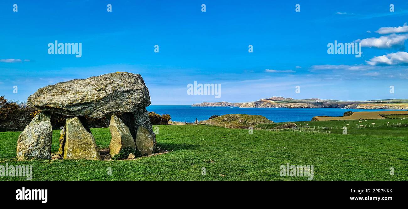 Carreg Samson conosciuto come Carreg Sampson, Samson's Stone, o The Longhouse - Pembrokeshire Coast Path in Galles, Regno Unito Foto Stock