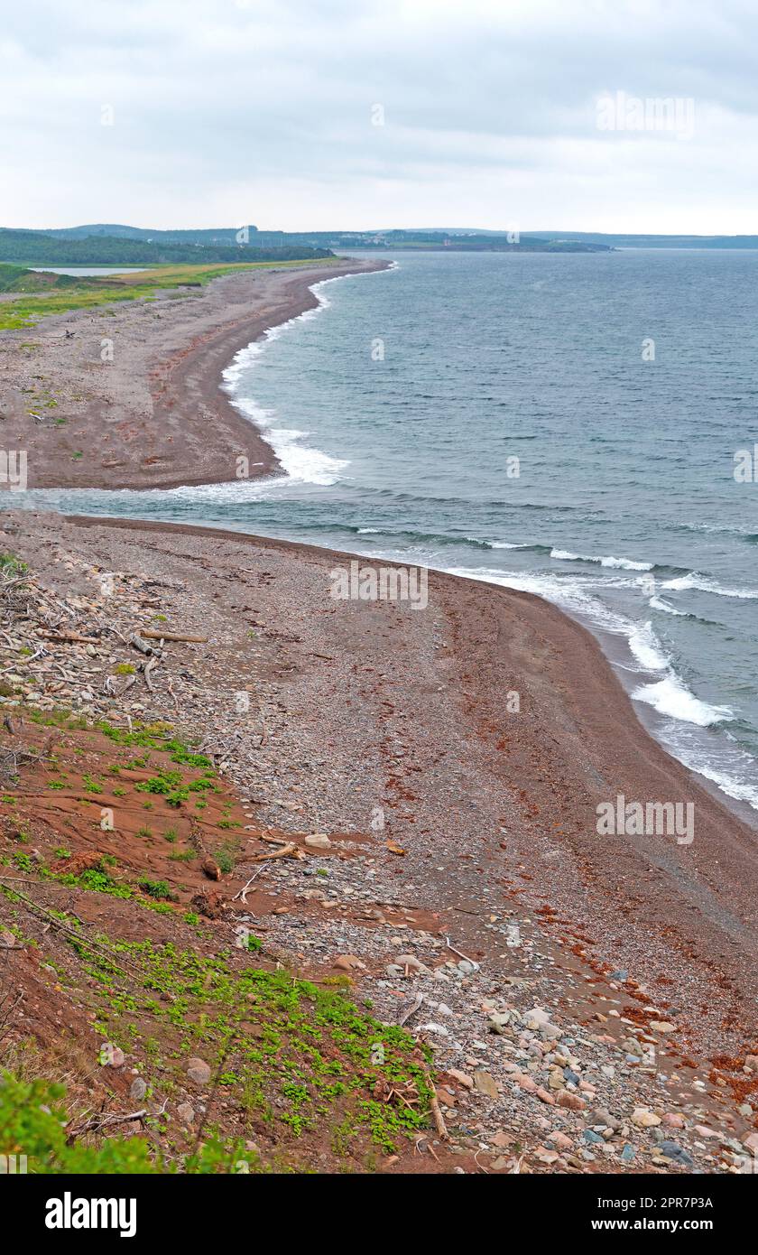 Il fiume si getta nell'oceano su una spiaggia tranquilla Foto Stock