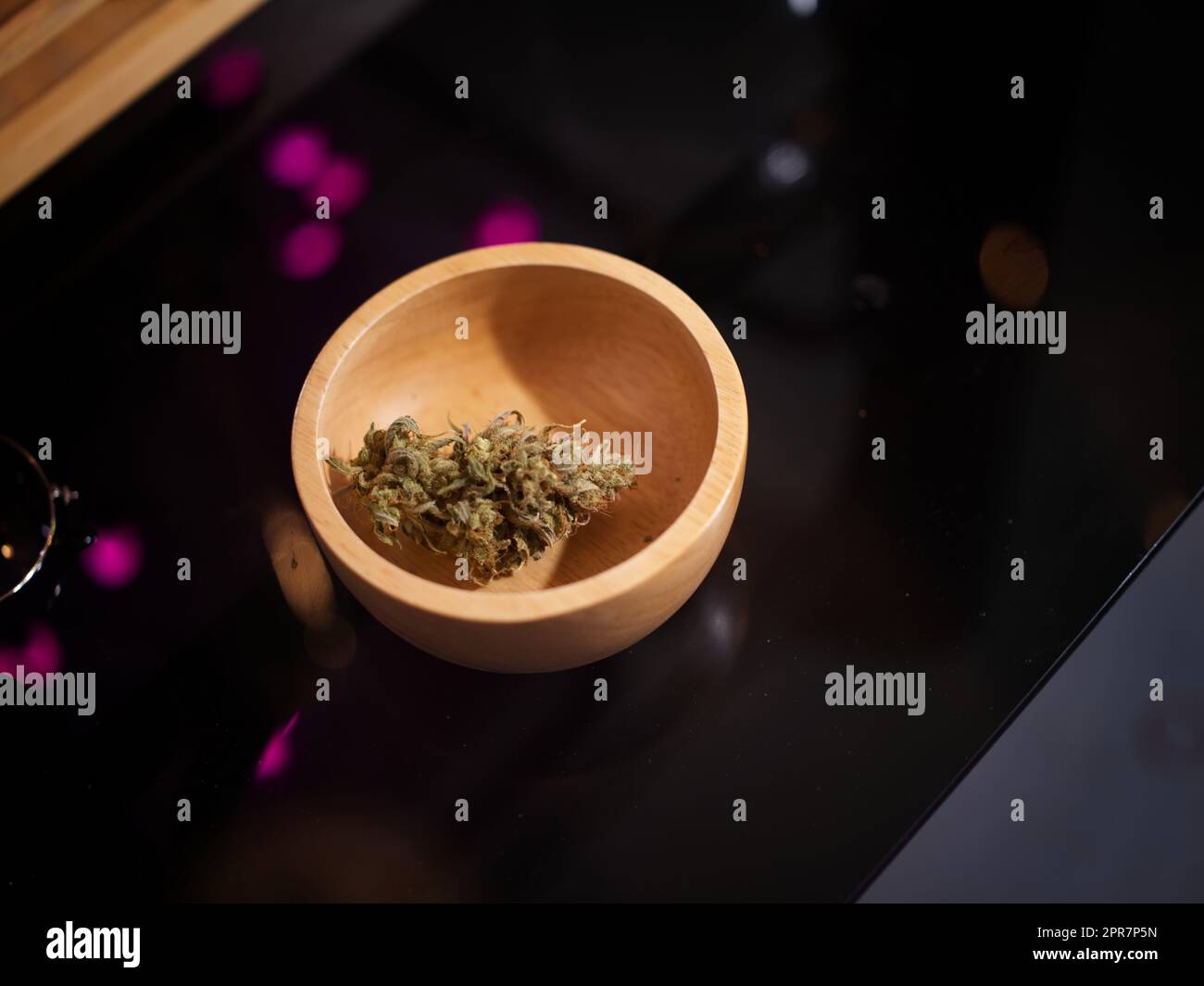 Germogli di fiori di marijuana medica. Ceppo ricreativo di marijuana. Ceppo di cannabis. Germoglio di erbacce in ciotola di legno . Foto Stock