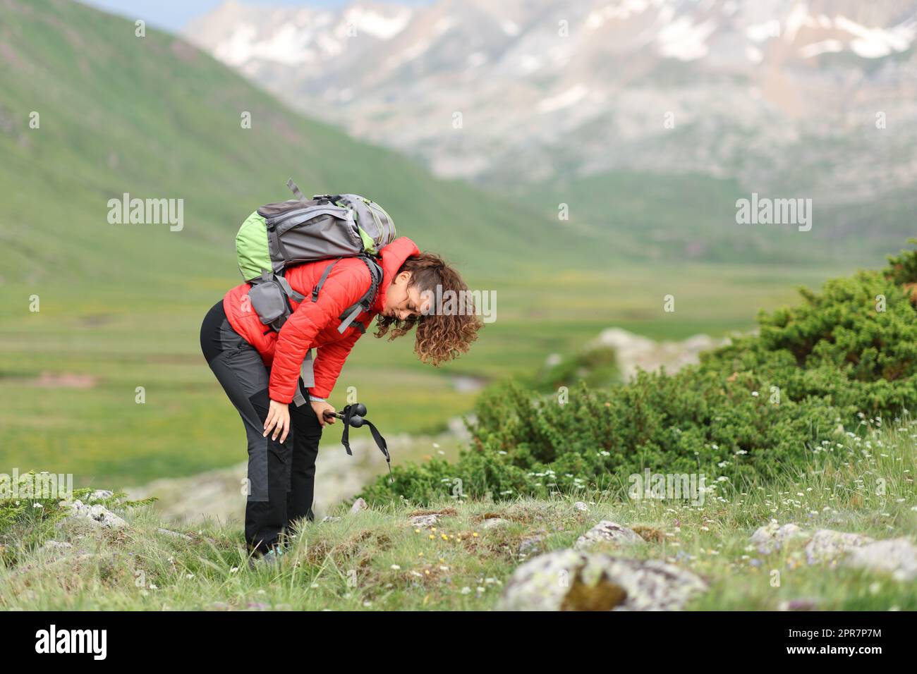 Escursionista esausto che riposa in un campo di alta montagna Foto Stock
