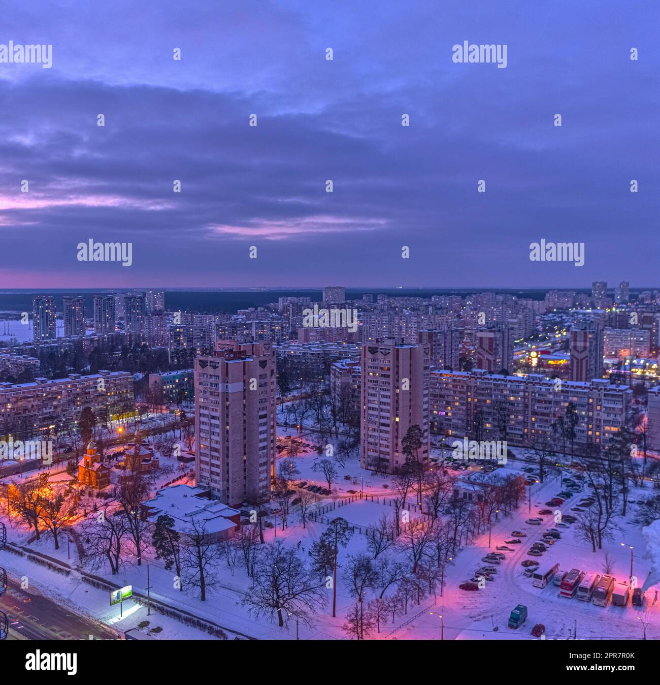 Vista notturna di case residenziali a più piani in una zona residenziale di ​​Kyiv, Ucraina in inverno Foto Stock
