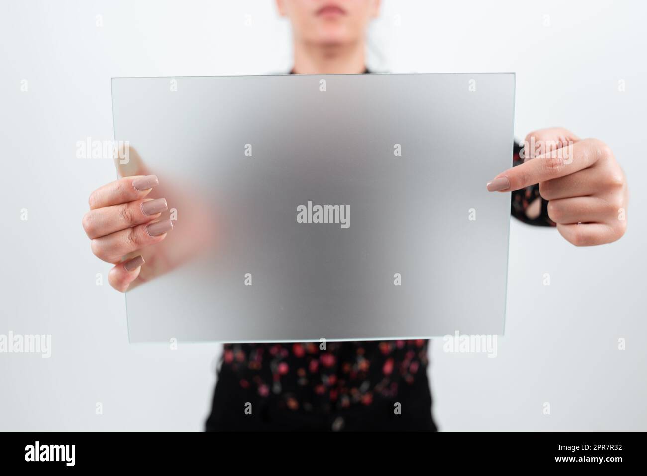 Donna d'affari che tiene e indica Blank Placard mentre fa un annuncio cruciale. Donna che mostra il Consiglio con nuove idee e strategie per il marketing aziendale. Foto Stock