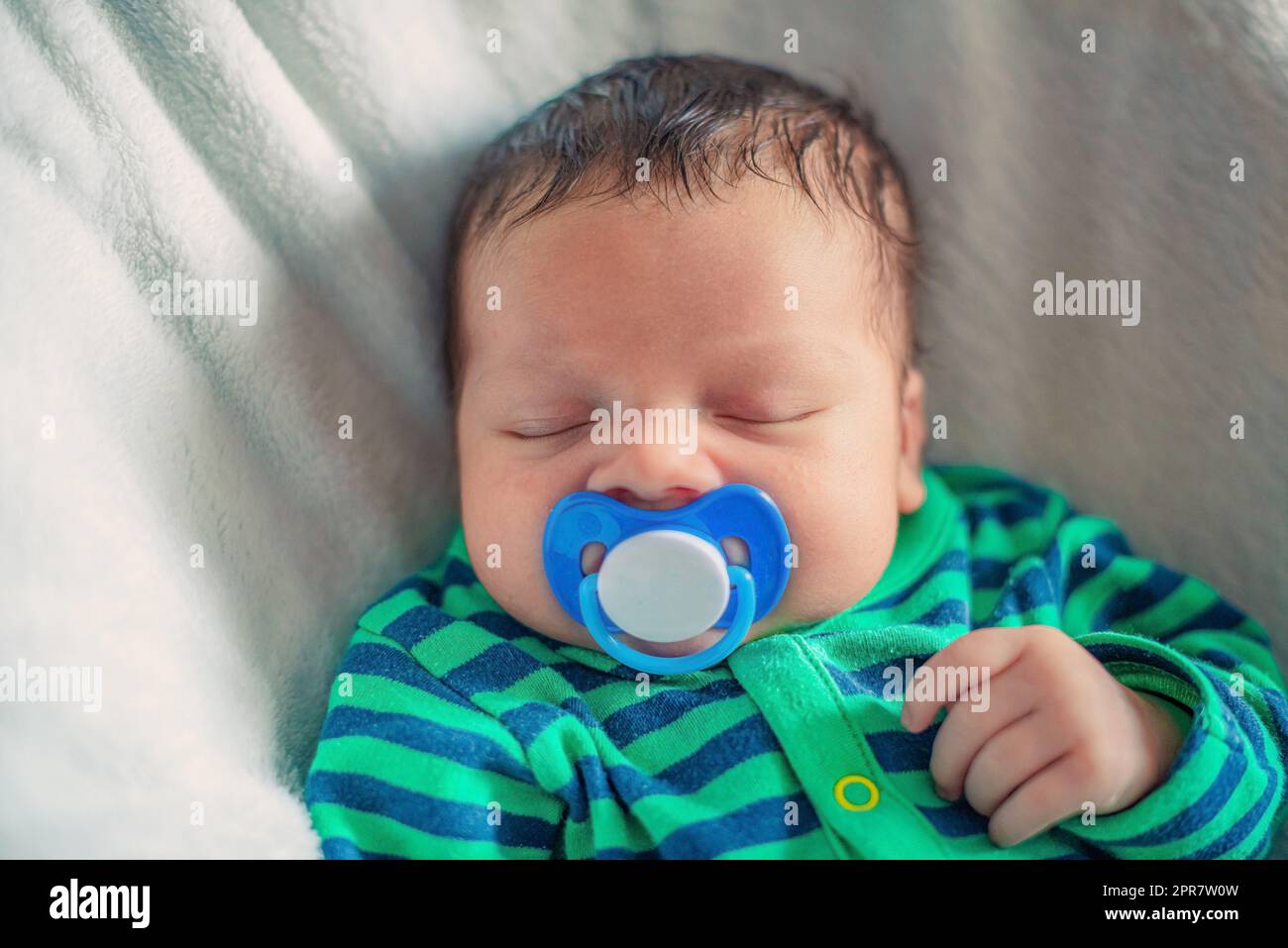 neonato addormentato con un succhietto in bocca da vicino Foto Stock