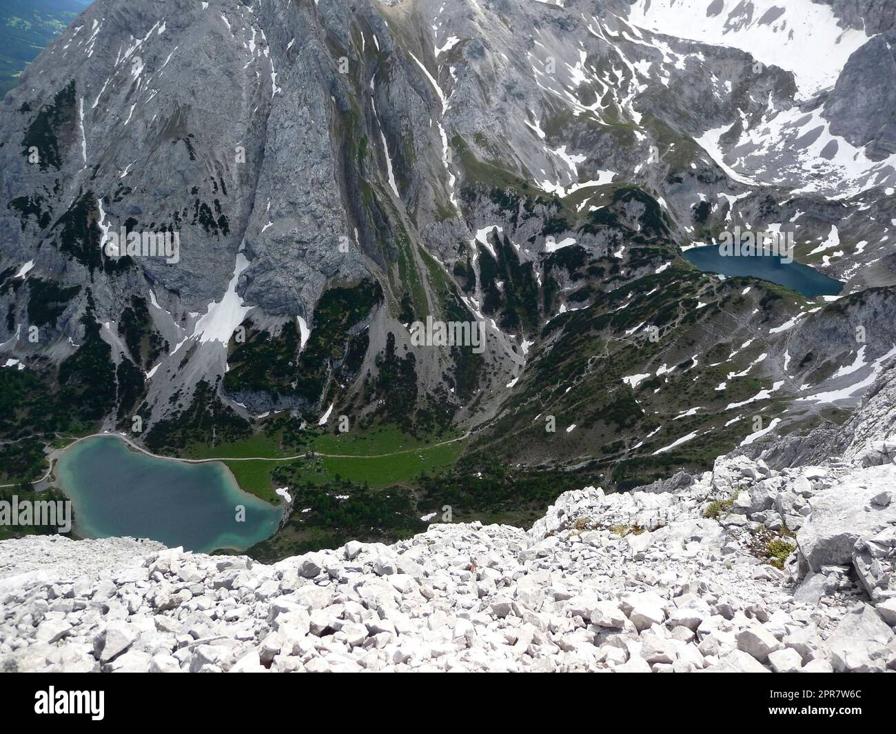 Lago Seebensee e lago Drachensee dal monte Ehrwalder Sonnenspitze in Austria Foto Stock