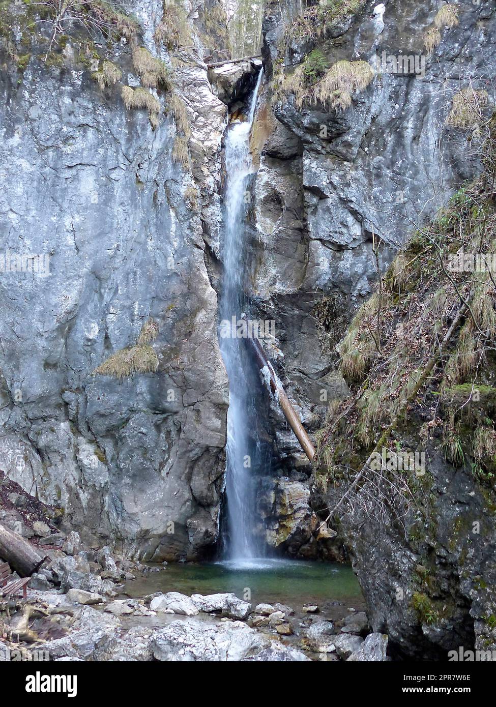 Cascata durante il tour in montagna al monte Ehrwalder Sonnenspitze in Austria Foto Stock