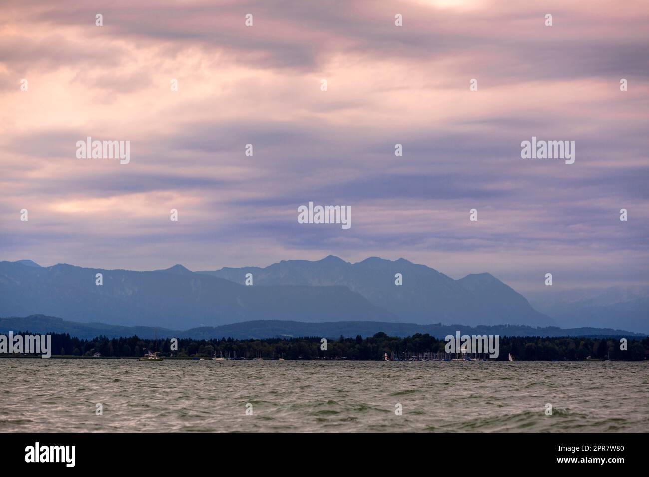 Massiccio di Zugspitze al tramonto, lago Starnberger See nelle Alpi Bavaresi, Germania Foto Stock