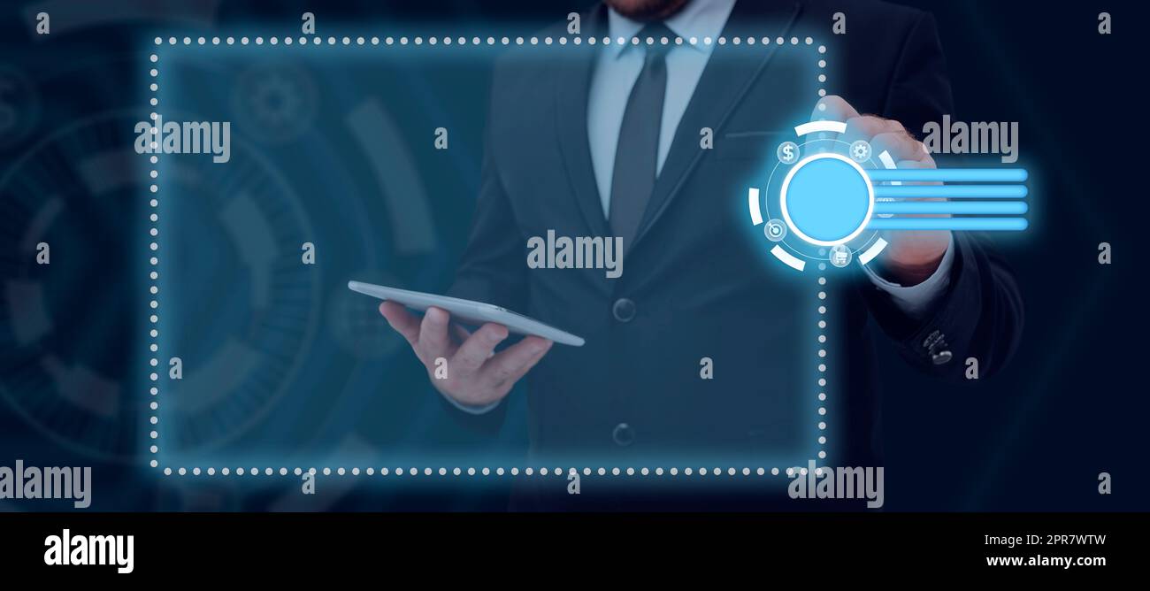 Uomo d'affari con tablet e penna che puntano sui simboli digitali che mostrano informazioni cruciali nel design futuristico. Uomo in tuta che presenta dati importanti e nuove idee al lavoro. Foto Stock