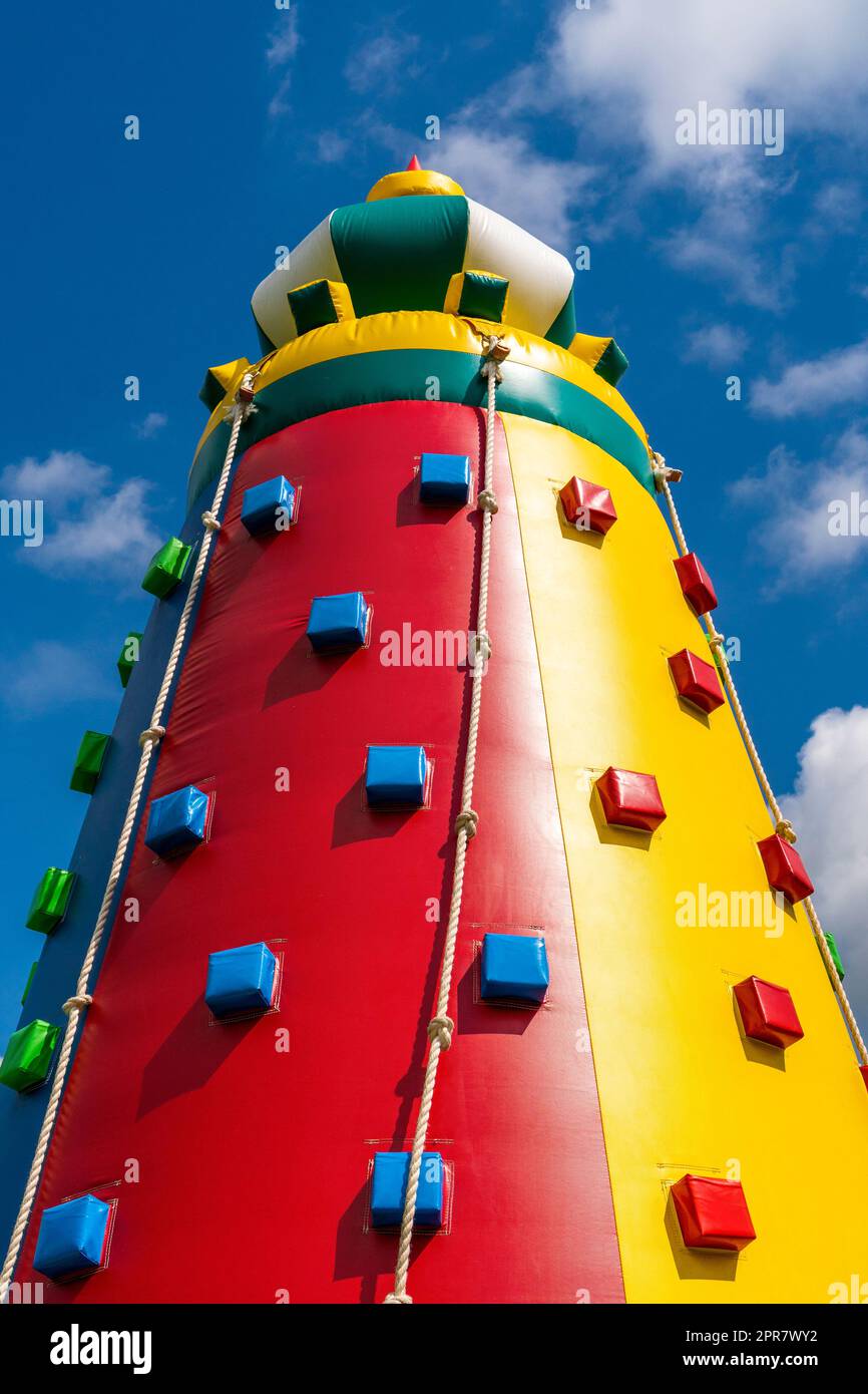 Coloratissima torre di arrampicata gonfiabile per bambini Foto Stock