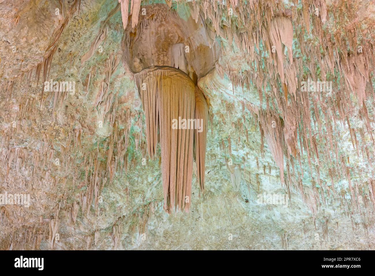Stalagtites in un soffitto di caverna Foto Stock