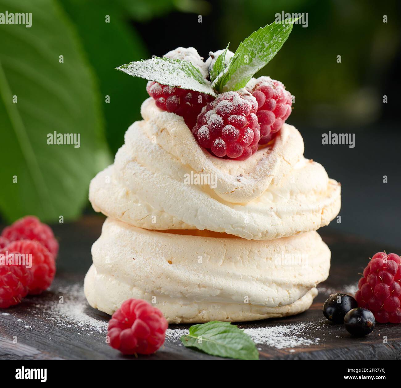 Torta al forno a base di proteine di pollo montate e panna, decorata con bacche fresche Foto Stock