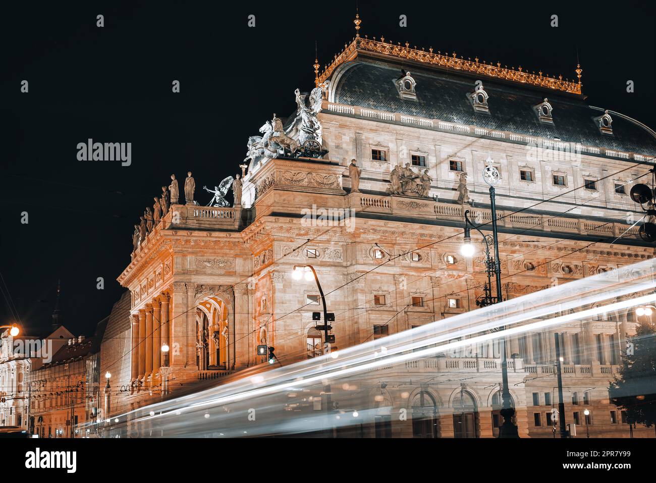 Teatro Nazionale di Praga di notte. Praga, Repubblica Ceca Foto Stock