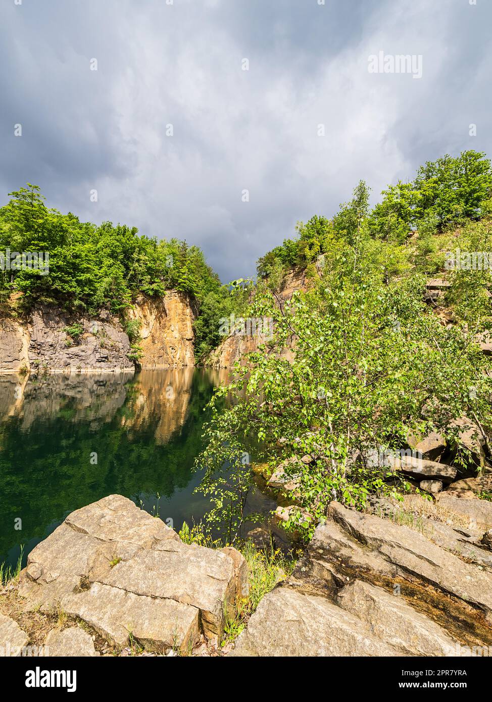 Pozzo di pietra nelle montagne di Königshainer Berge vicino a Goerlitz, Germania Foto Stock
