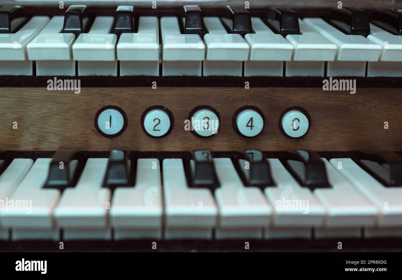 Doppio organo ecclesiastico vintage in condizioni di scarsa illuminazione Foto Stock