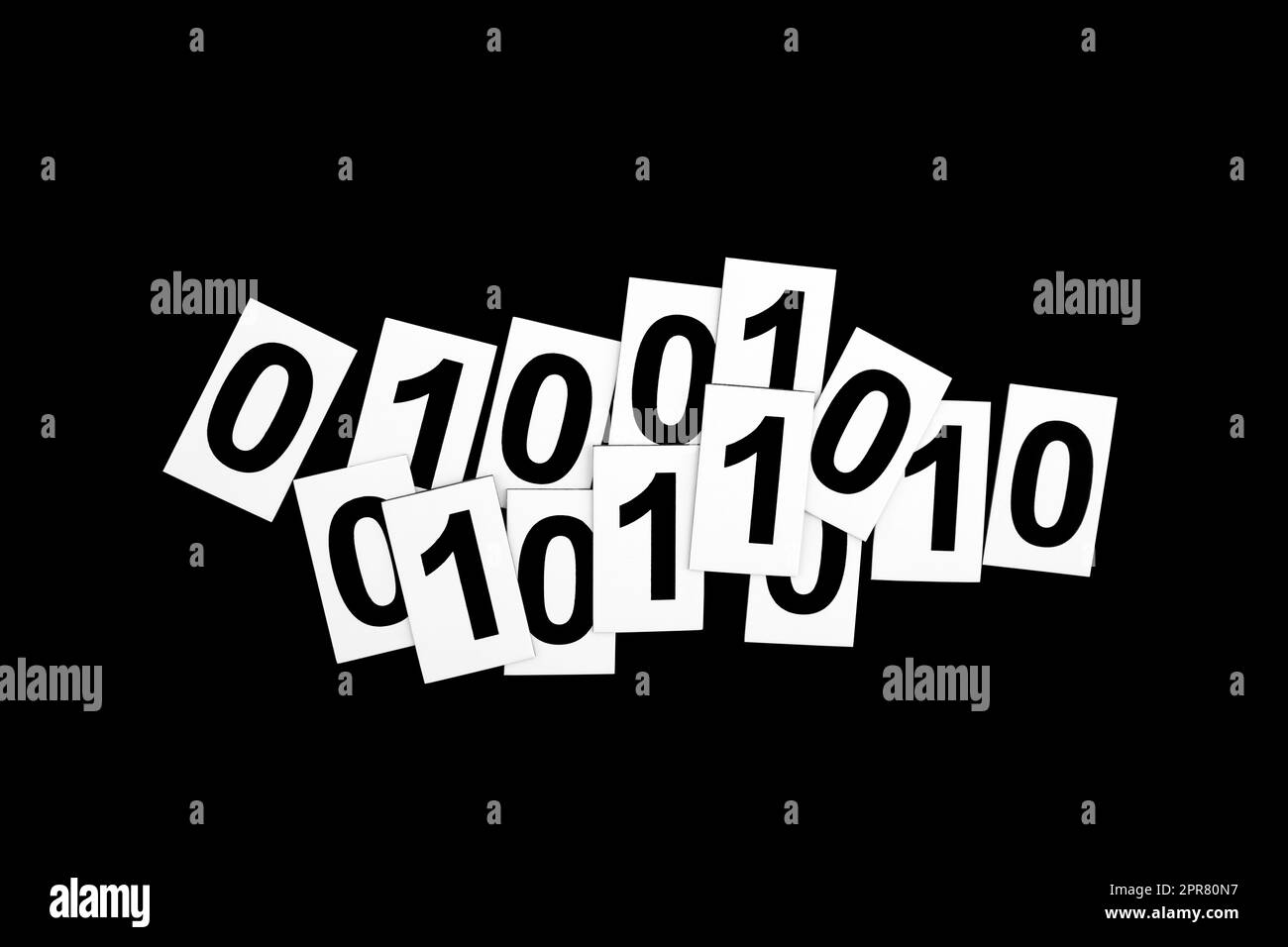 Numeri zero e uno isolati su sfondo nero. Composizione di sfondo di codifica. Foto Stock