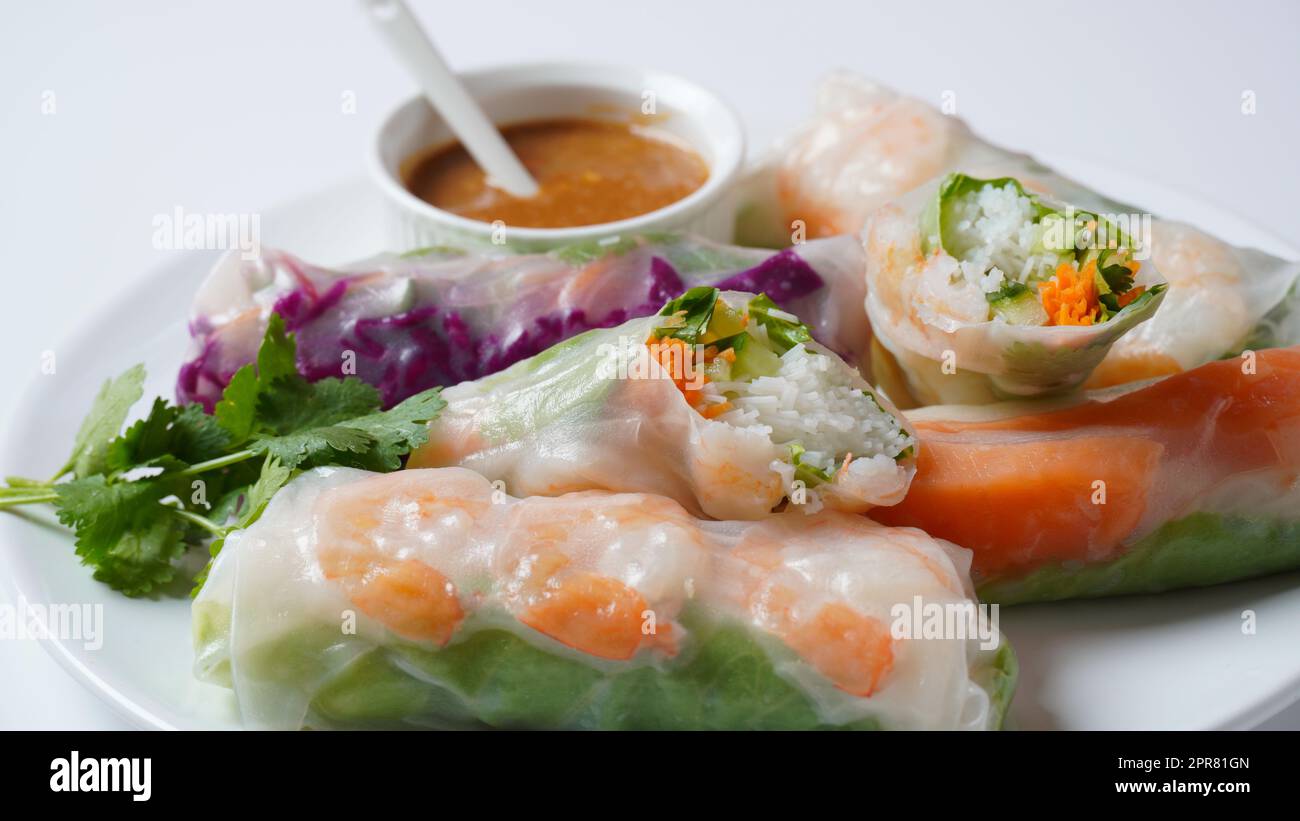 Rotoli di primavera vietnamiti GOI Cuon o NEM Cuon, ripieni di gamberi, erbe, vermicelli di riso e verdure. Servito con salsa di hoisin e arachidi. Foto Stock