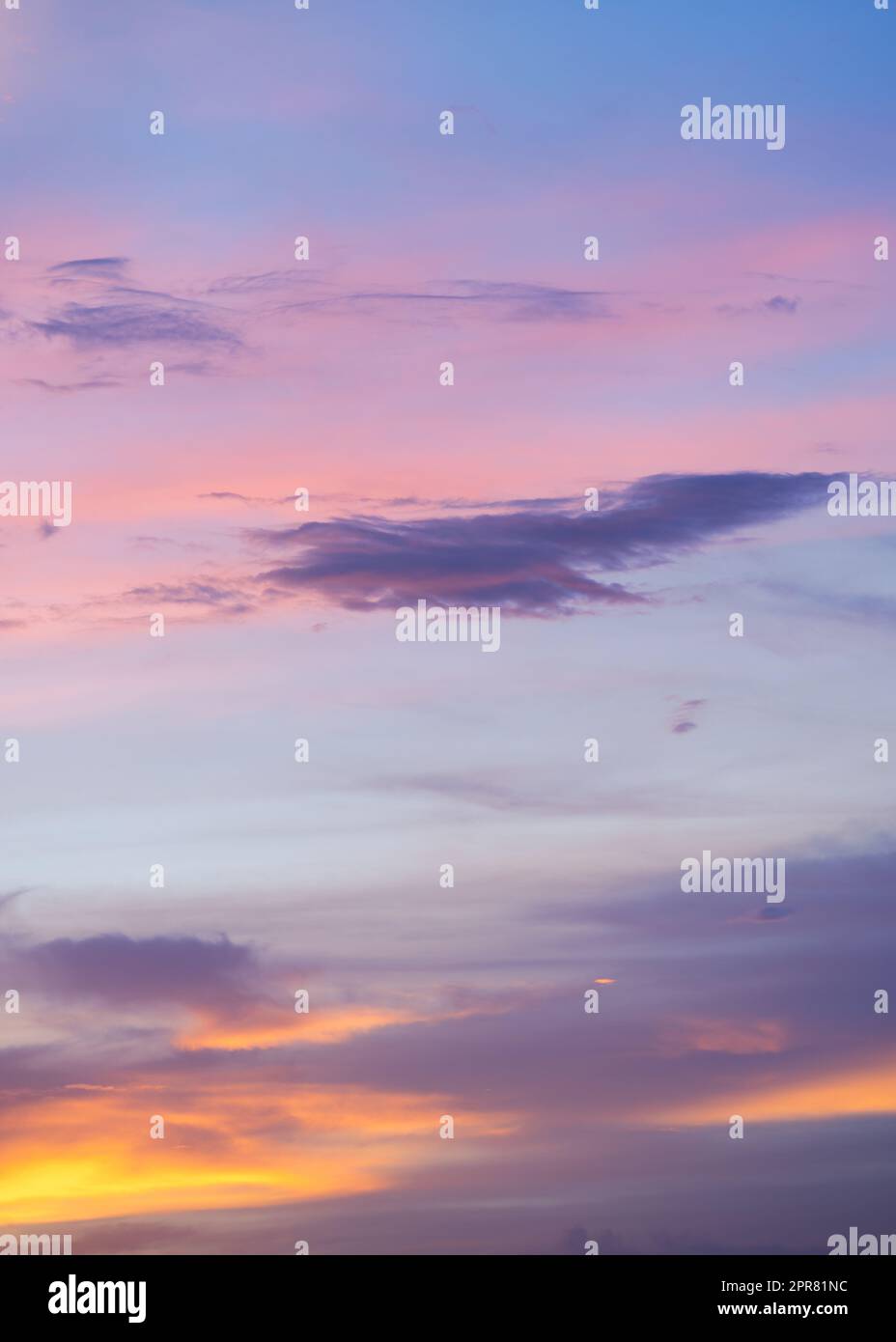 Bellissime nuvole al tramonto, i colori del cielo pastello sullo sfondo della natura. Foto Stock