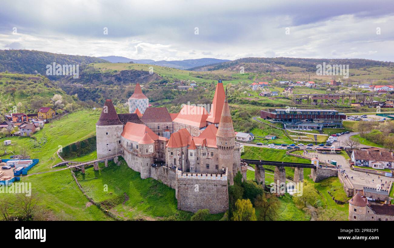 Vista aerea del castello di Huniyad a Hunedoara, Romania in primavera, in una giornata di pioggia. La fotografia è stata scattata da un drone ad un'altitudine più bassa con t Foto Stock