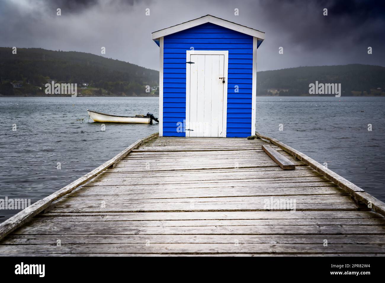 Pesca blu attrezzatura capannone su un molo di legno rustico che si affaccia sull'Oceano Atlantico a Hearts Content Terranova Canada. Foto Stock