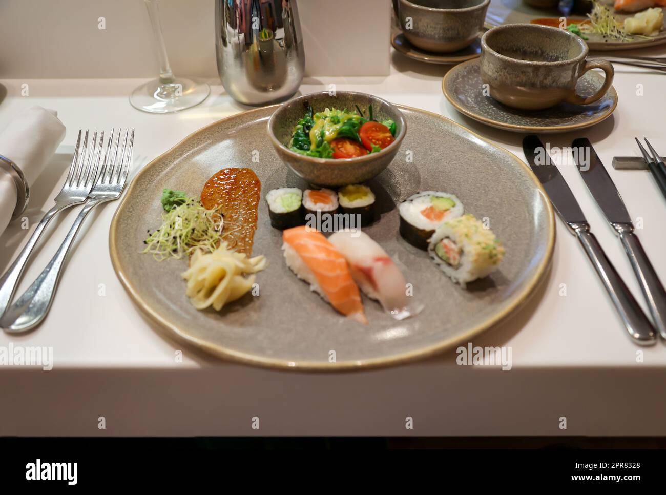 Su un piatto vengono preparate le migliori specialità di sushi. Foto Stock